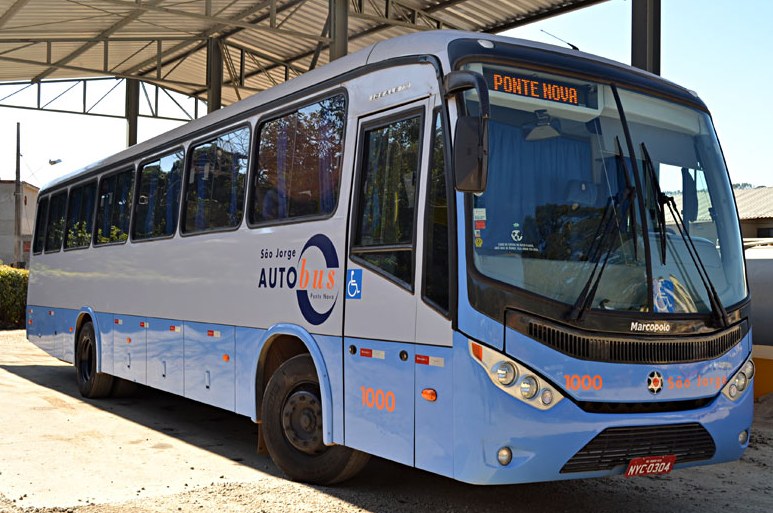 Ônibus urbano da São Jorge Auto Bus com o letreiro Ponte Nova, visto de frente e de lado na garagem.